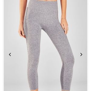 Mid-Rise Seamless Dot Capri Leggings. NWT